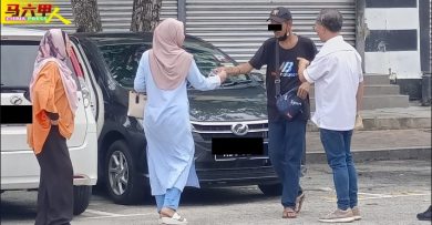 在公共泊车场“找吃”  遭刘志俍逮正
