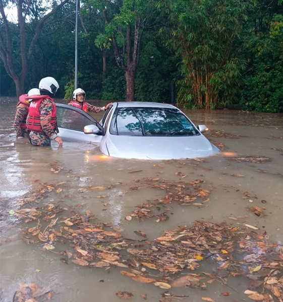 消拯员赶到现场时，发现丰田ALTIS困在约0.7公尺的水中，幸好车主及时从车里逃出保命。（照片由消拯局提供）