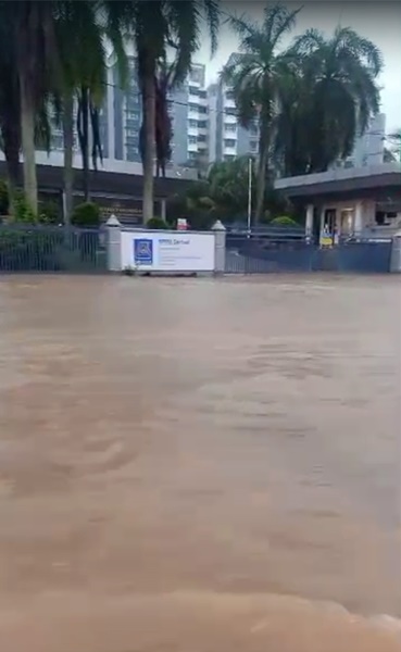 网民分享视频显示大马规格及研究机构前往柏灵玉路发生水灾。（图截至网络）