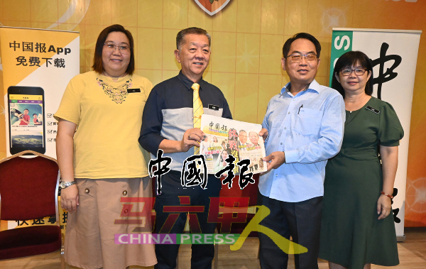 薛任评（右2起）移交《中国报》给韩斌元。