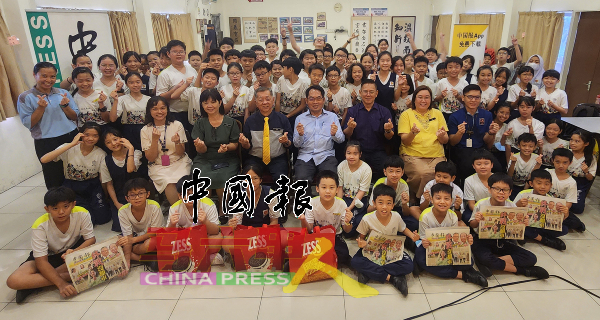 培二师生与嘉宾出席移交《中国报》赠报计划。