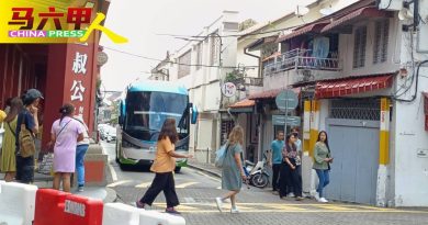 今日马六甲头条｜车辆旅巴频川行致堵车 恐震坏     荷兰街老建筑