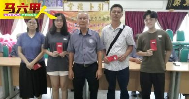 李廷法：颁奖励金鼓励向上 立好榜样   献力国家