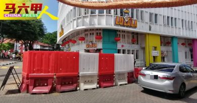 鸡场街建交通圈工程 周一竖支撑祥龙铁柱