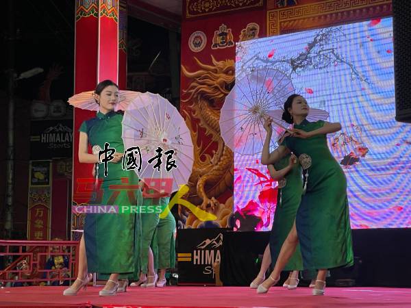“旗语芳华”之旗袍秀环节，由9位表演者以婀娜多姿的舞步，展现旗袍之美。