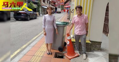 鸡场街人行道沟盖损坏   大人孩童  踩空跌沟