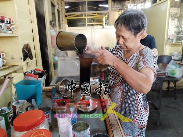 传统咖啡店一般都是老夫妻经营，以节省人工成本。