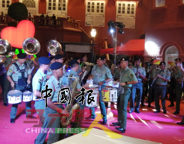 军人乐队成员表演乐器。