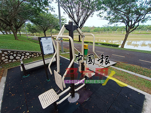 公园具备各种运动器材，免费使用。