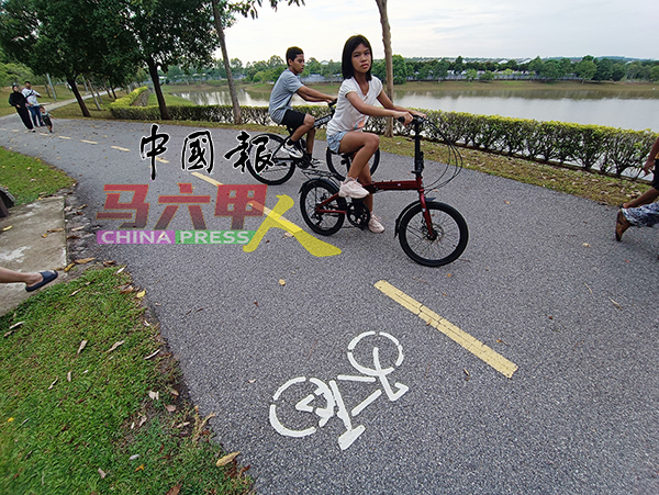 公园设有脚车专用道，民众可以放心骑脚车。