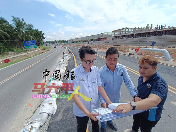 林重健（中）与森德房产开发商的工地主管伊迪亚（右），向赖天斌（左）讲解有关道路的提升工程。