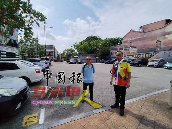 刘志俍（右）欣慰市政厅的执法行动，成功逮到在甘榜于汝泊车场的5名非法看车员。左为其助理李祥生。