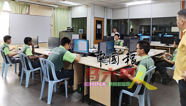 资讯工艺为大部分华裔学生的选项。