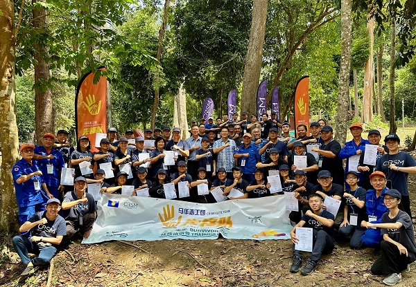 马华志工团共45位先锋队队员参与于马六甲州岭叻区Taman Eko Rimba举办的3天2夜“求生技能培训营”，以提升灾难应对的专业水平与有效性。