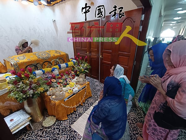 教徒们跪拜“Guru Granth Sahib”圣典，这部圣典被认为是“永恒的导师”。