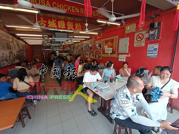 ■鸡场街古城鸡饭粒接待许多中国游客，不少中国游客坦言食物味道很适合他们。