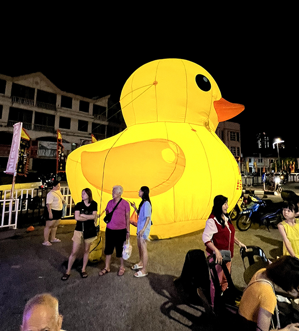  ■全马第一大小黄鸭来到三忠宫美食街，吸引许多年轻人到来拍照打卡。