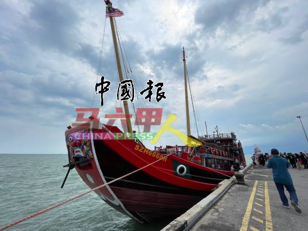 全世界最大艘的航海木帆船“福宁”号，目前停靠在马六甲丹绒布鲁亚斯码头。