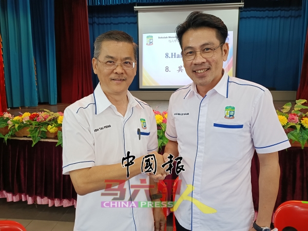 吴大鹏（左）恭贺李献荣任育民中学家协新届主席。