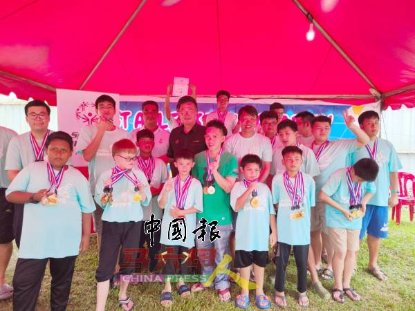 所有参赛的孩子都会获得奖牌，以资鼓励。次排左3起温贵新、谢守钦及林智泉。