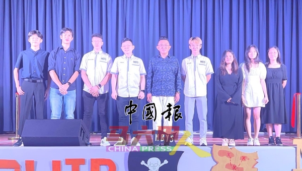 郑诗杰（左5）为第24届佛教联谊生活营主持开幕，左起为宋钰涛、黄子霖、李柏荣、罗民伟、王添勇、郑蕙琳、林德新和林庭聿。