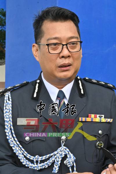 克力斯多夫峇：摩哆及轿车相撞，造成一死2伤。（部分照片由警方提出及取自首长面子书）