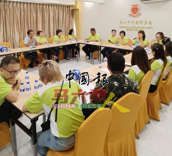 妇女组及青年团联合同步举行会员大会及选出新届理事，由李景泉乡亲（左）担任两机构议长。