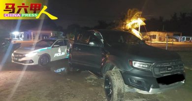 被截查倒退撞警车 货卡2男女遭警逮捕