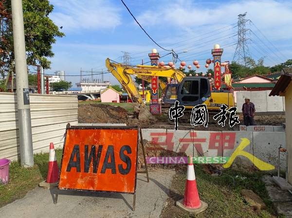 从三芭弄往天地君的道路暂时不能通往，一旦沟渠完成后，会重铺道路重新衔接通往天地君。