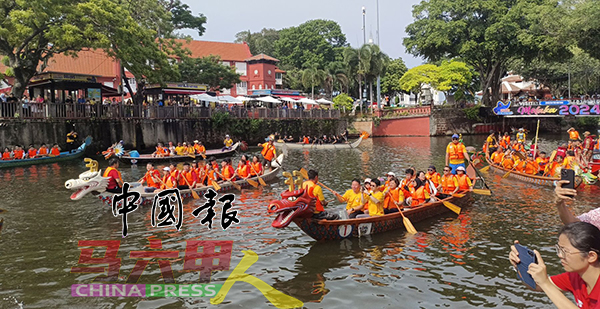 游龙舟获得中国与马六甲的队伍参与，传承传统中华文化，也带动2024马六甲旅游年，现场气氛热闹。