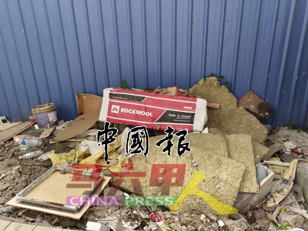 巷子旁的空地沦为垃圾场，堆积建材废料。