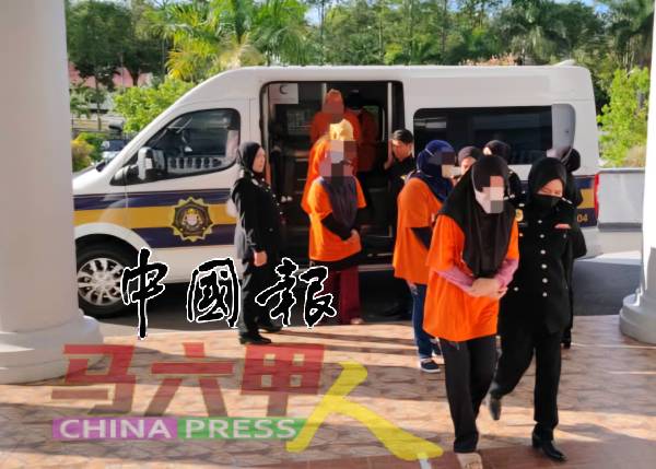 反贪会把6名女嫌犯带上法庭申请延长扣留令。