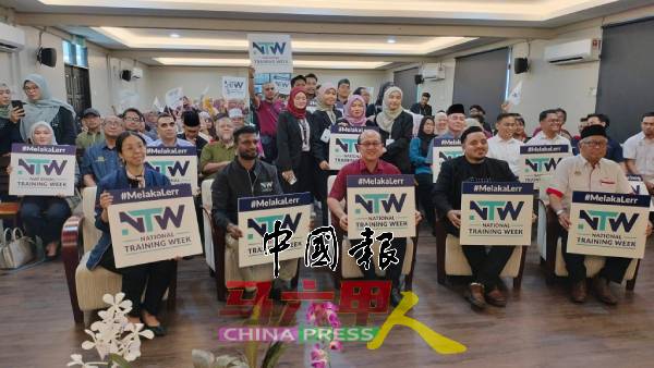 普威洋（左2起）、魏喜森及哈伊卡，出席2024年全国训练周（NTW）甲州际开幕仪式。（图取自魏喜森面子书）