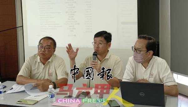 房有平（左2）致词，左起谭保同及许庆华。