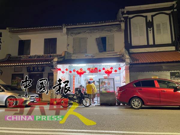 凌晨3时，正当大家正睡得香时，坐落东街纳的新美味茶室开店卖鸡饭，填饱夜猫子的肚子。