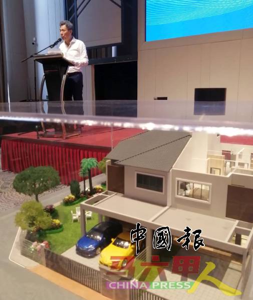 徐国方在台上为D’Aman @ A’Famosa主持推介礼。前为房屋模型。
