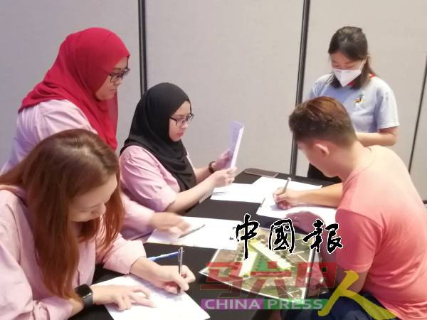 购屋者抽签选购心目中的房屋。