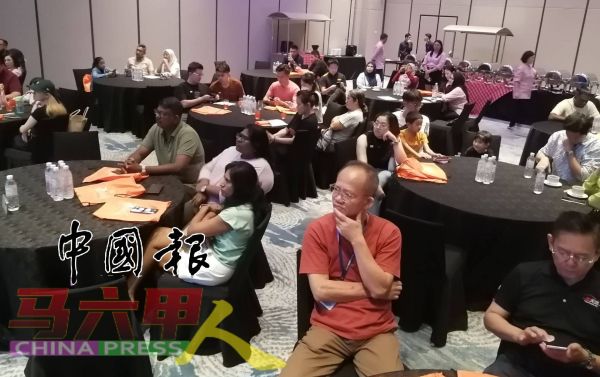购屋者出席购房抽签仪式。