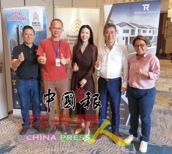 戴秀萍（右起）、徐国方、吴文玲，与本报柔佛经理李光辉、本报马六甲经理林钦为交流。