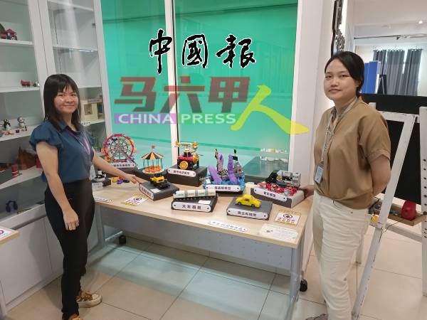 陈彩妮（左起）与陈奂伶向本报记者展示学生透过3D建模制作课程所设计出的各种作品。