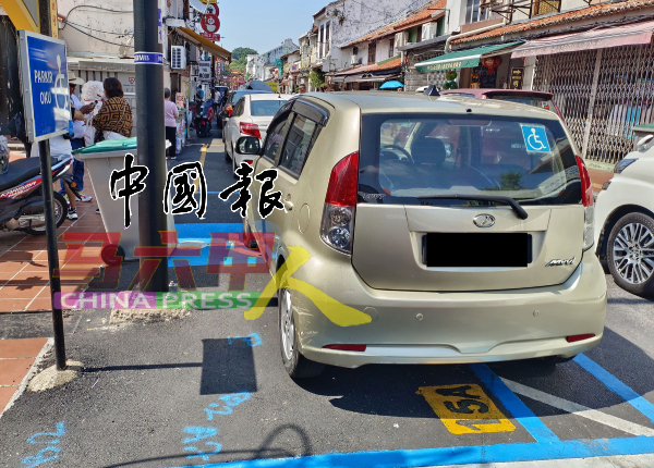 泊在残疾人士车格的车子,会贴上残疾人士的贴纸。