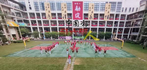 管乐团在演出时排列成“111”的队形，以迎合111周年校庆。