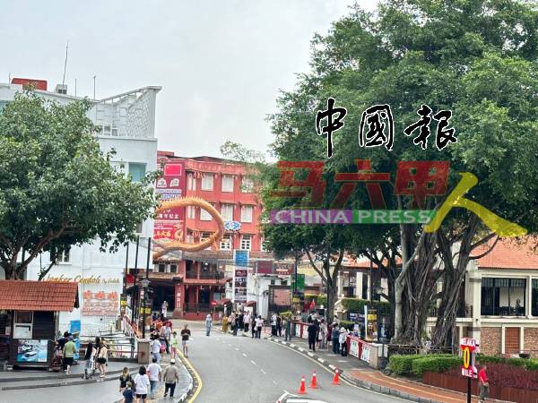 州政府提倡绿色城市，旅游区也种植了许多树木，绿意盎然。