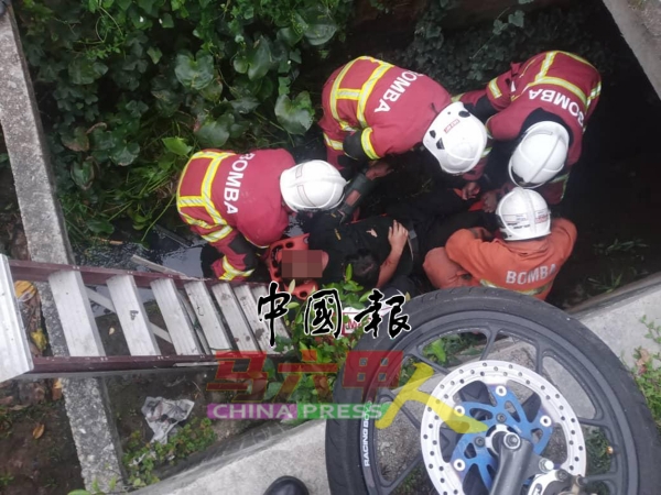 消拯员与医务人员到沟渠处为男伤者进行紧急施救。