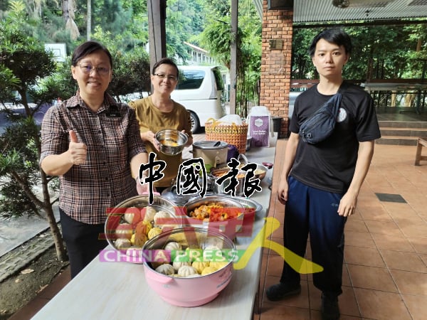 培三小学目前由爱心妈妈王燕萍（左2）准备素食，在下课时间拿到学校售卖。左为罗丽云。