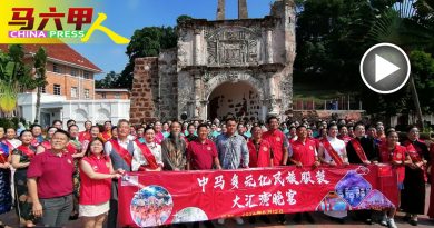 中国180旗袍文化团员  齐聚古城门互相交流
