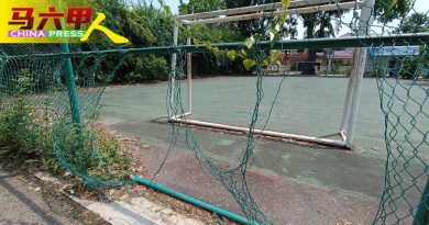 小足球场 变 废墟 15万建设浪费了