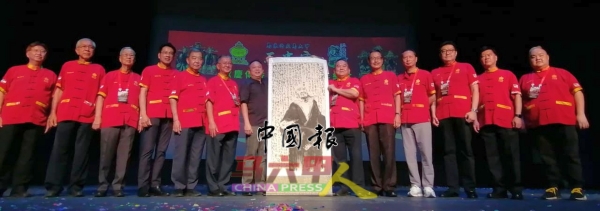 三忠宫众理事接领郭佳安（左7）的画作。