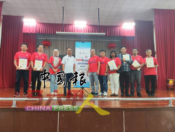 主办单位颁发感谢状给协办团体。左起为黄兴贤、蒋曜冲、努阿达、刘志俍、邱培栋、朱智威、峇努、苏亚龙、惹旺和陈劲源。