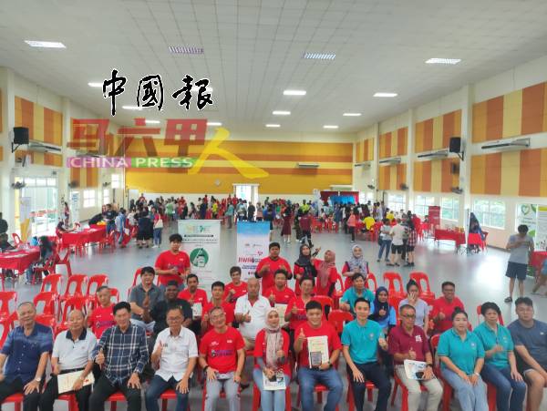 健康嘉年华筹委与会场人潮合照。